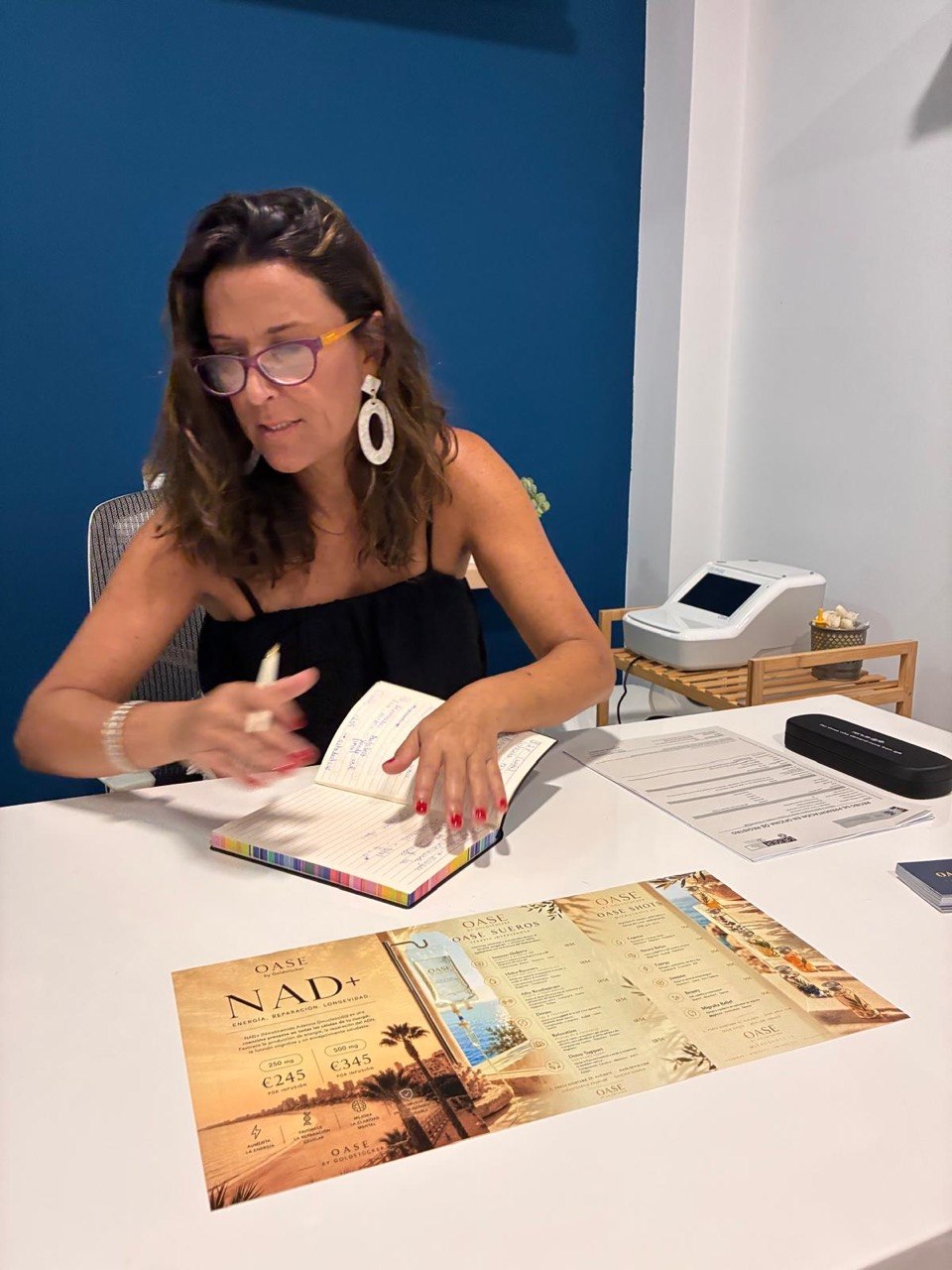 La Dra. Mariana Goldstücker explicando durante la consulta en la clínica de Alicante